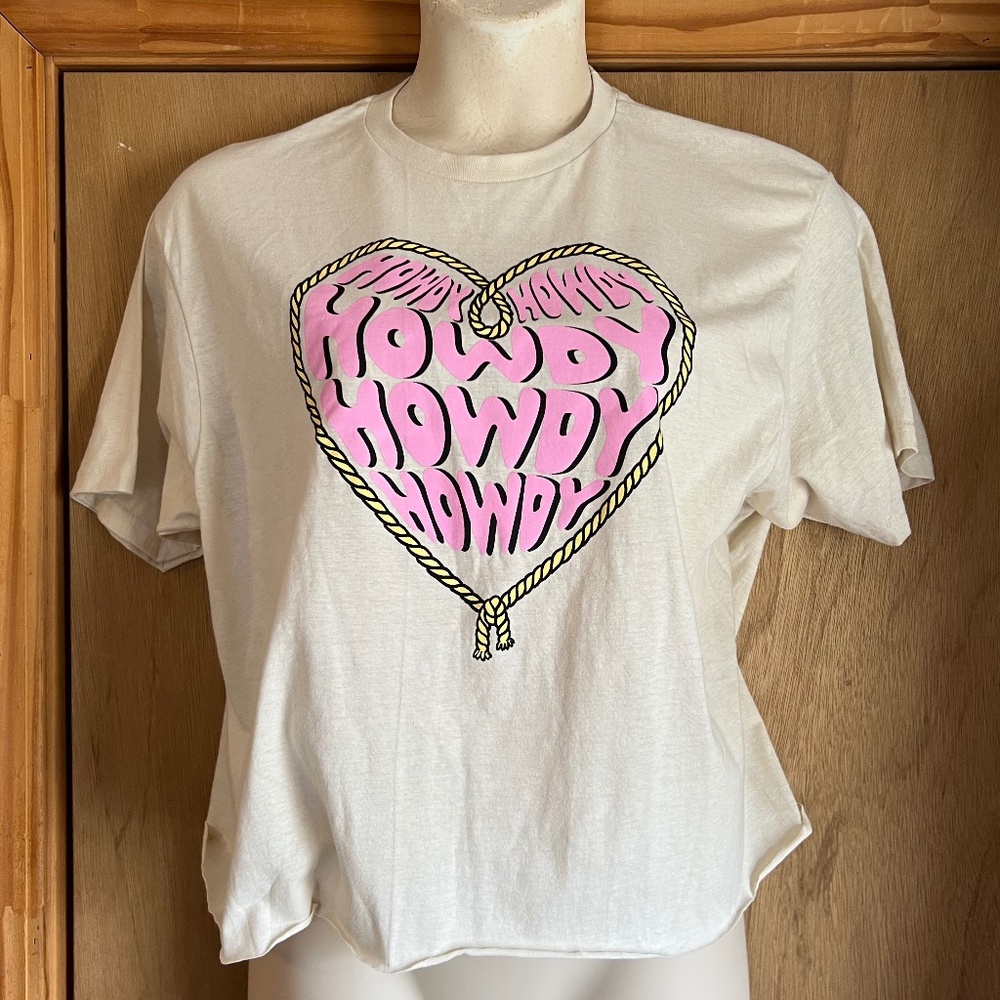 Persaya Howdy Rope Heart Graphic Tee – Ivory & Pink – XL